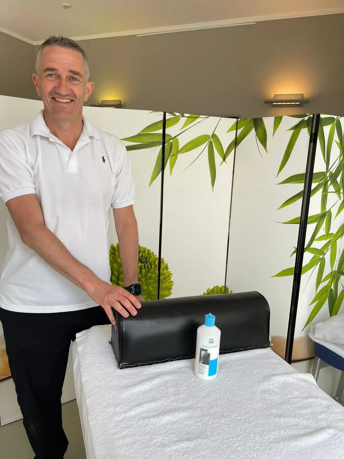 Marco Stijnman in zijn massagepraktijk aan de Duinlustweg in Overveen, vlak bij Haarlem
