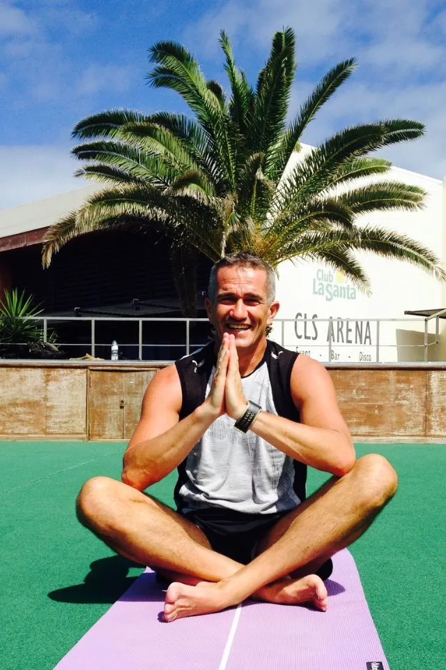 Marco Stijnman tijdens een yoga- en ontspanningssessie in de buitenlucht